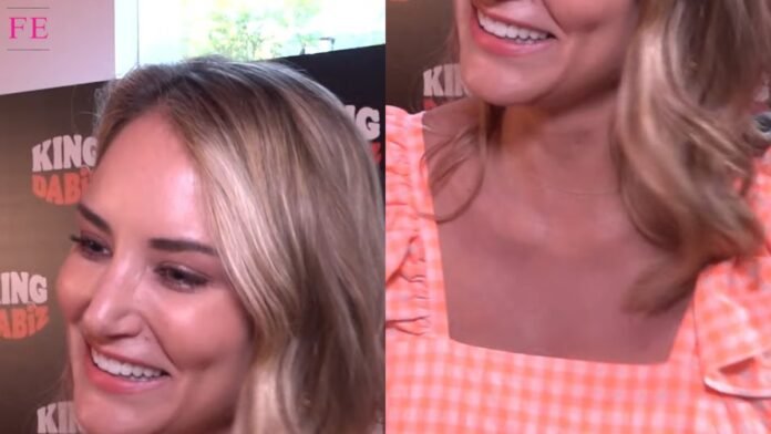 Alba Carrillo sonríe ante un photocall y detalle de su vestido naranja, dos encuadres del mismo retrato