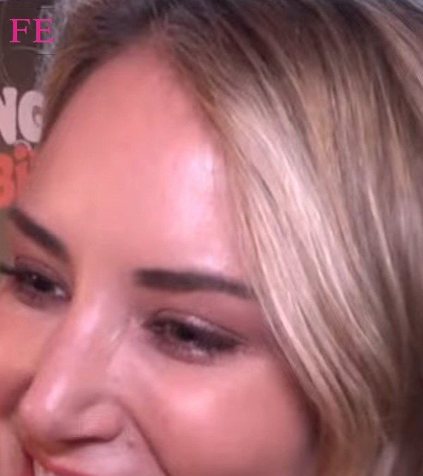 Primer plano de Alba Carrillo sonriendo