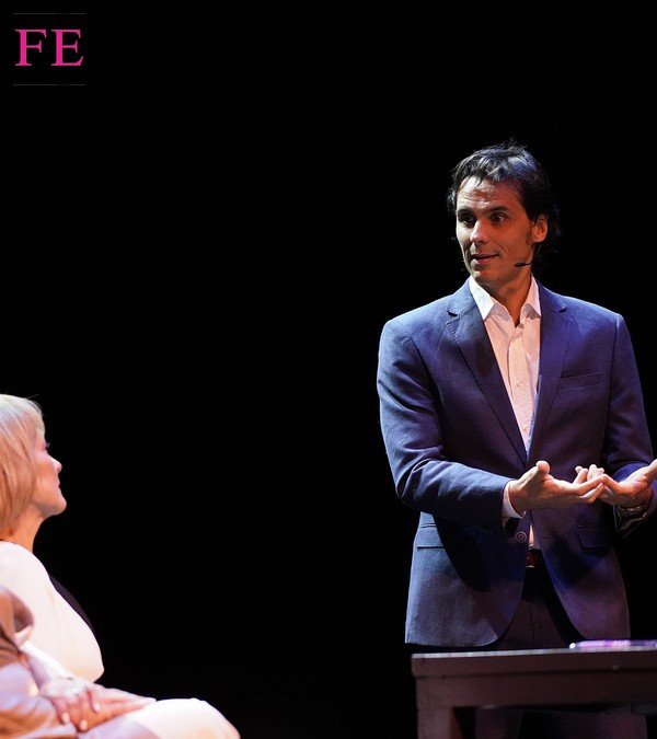 Igor Yebra hablando sobre el escenario durante un acto en Montevideo