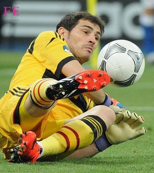 Iker Casillas detiene un balón en la final de la Eurocopa 2012 con la selección española