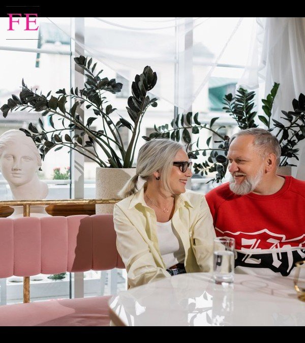 Pareja de jubilados conversando en una cafetería ante la subida pensiones 2027